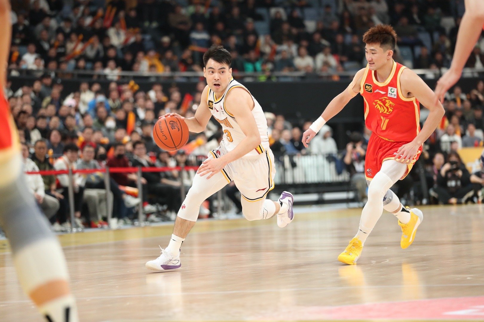 冲刺阶段欧冠焦点战，广厦男篮造点机会，气氛紧张，赛程密集仍需轮换的简单介绍